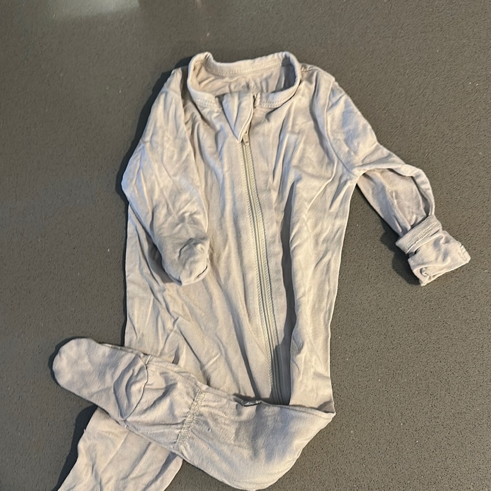 Kyte baby Cream Baby Onesie with Zipper excellent condition!!